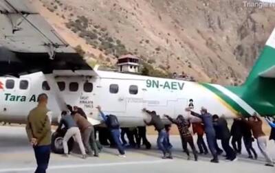 В Непале пассажиры толкали самолет - korrespondent.net - Украина - Непал
