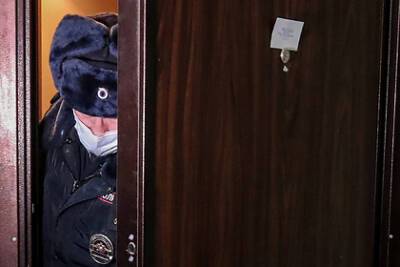 Госдума законодательно разрешит полицейским вскрывать машины и квартиры - lenta.ru