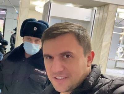 Депутат Бондаренко сообщил, что полицейских, задерживавших его, лишат новогодних премий - znak.com - Саратов