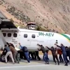 В Непале пассажиры толкали застрявший самолет - reporter-ua.com - Непал