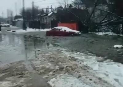 В Кальном затопило автомобили, припаркованные у домов рядом со строящейся школой - ya62.ru - Рязань