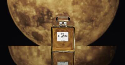 Chanel - Наклейки и пустой мешочек за 600 фунтов. Юбилейный адвент-календарь от Chanel вызвал скандал - focus.ua - Украина