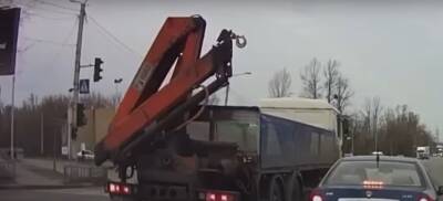 В Харькове грузовик поехал прямо на пешеходов на переходе: момент попал на видео - politeka.net - Украина - Харьков - Харьков