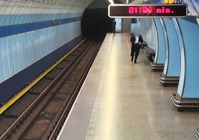 Иностранец упал на рельсы в метро Праги. Его чудом заметили и спасли: видео - vinegret.cz - Чехия - Прага