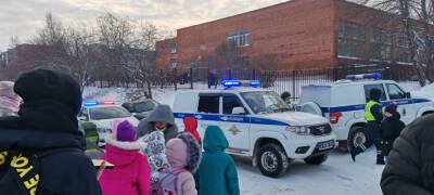 В Петрозаводске эвакуировали школу после звонка об опасном предмете (ФОТО) - stolicaonego.ru - Петрозаводск - республика Карелия