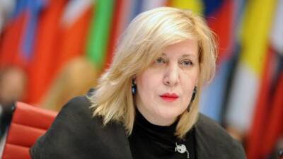 Комиссар СЕ призвала Париж и Лондон урегулировать ситуацию с мигрантами в зоне Ла-Манша - trend.az - Англия - Лондон - Франция - Париж - Лондон - Великобритания