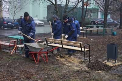 Во дворе нескольких домов на Рылеева в Тамбове установили скамейки и урны - tambov.mk.ru - Тамбов