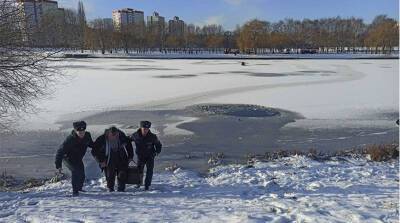 В Минске мужчина вытащил провалившегося под лед рыбака - belta.by - Белоруссия - Минск