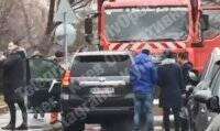 В Киеве Toyota въехал в мусоровоз пока ее водитель дрался с прохожим - vlasti.net - Киев - Київ