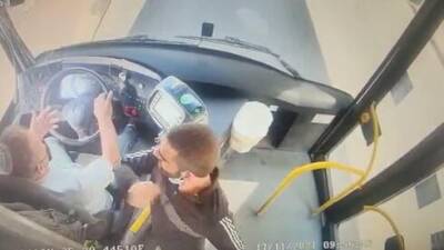 Видео: в Цфате пассажир разбил бутылку о голову водителя за просьбу оплатить проезд - vesty.co.il - Израиль