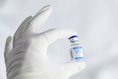 Pfizer и BioNTech представят вакцину от штамма «омикрон» к марту 2022 года - aif.ru - США - Германия