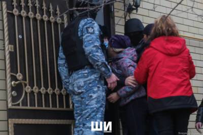«Кран, болгарка и люди в бронежилетах и касках»: как снос дома в Астрахани превратился в цирк - ast.mk.ru - Астрахань