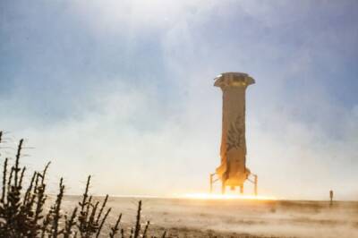 Джефф Безос - Пуск ракеты New Shepard с космическими туристами перенесли из-за непогоды - aif.ru - США - Twitter