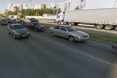 Один автомобилист прокатил другого на капоте в Новоуральске - eburg.mk.ru - Новоуральск