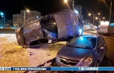 На пр. Дзержинского легковушка опрокинулась на припаркованный автомобиль - ont.by - Белоруссия - Минск