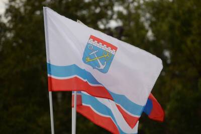Александр Дрозденко - Дрозденко поздравил горожан с Днем флага, герба и гимна Ленобласти - mk.ru - Ленинградская обл.