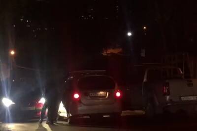 Жители Сочи устроили драку из-за припаркованной машины - kuban.mk.ru - Сочи