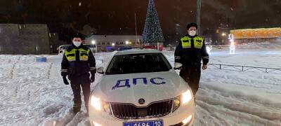 Автоинспекторы помогли отремонтировать машину водителю, застрявшему на трассе в Карелии - stolicaonego.ru - республика Карелия