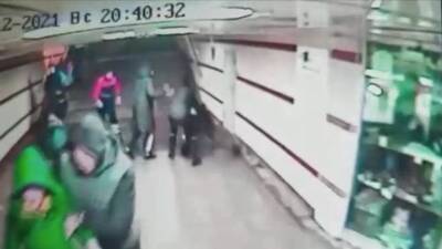 Полиция проверяет информацию о драке у метро «Комсомольская» - vm.ru - Москва - Москва
