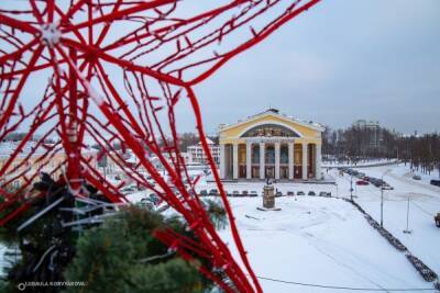 Вкус Нового года: 18-метровую елку в Петрозаводске наряжают к празднику - karel.mk.ru - Петрозаводск - республика Карелия