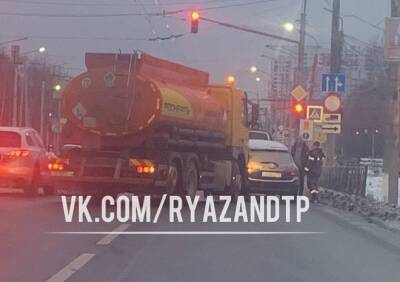 На Московском шоссе случилось ДТП с участием бензовоза - ya62.ru - Рязань - Камаз