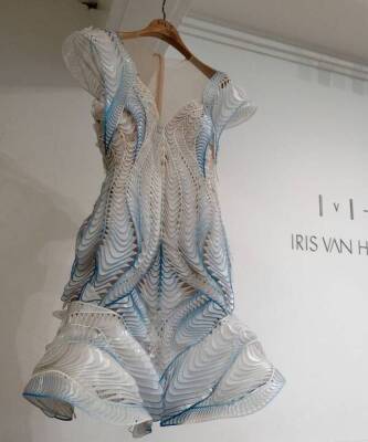 Мария Шарапова - Голландия - Eco-ELLE: Evian и Iris van Herpen создали платье из переработанных бутылок - skuke.net - Лондон - Голландия - Лондон