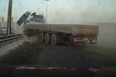 Появилось видео аварии с разбросанными бетонными сваями в районе Кудрово - ivbg.ru - Украина - Петербург
