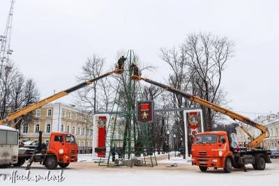 В Смоленск устанавливают главную новогоднюю елку - rabochy-put.ru - Смоленск