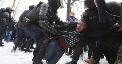 Больше пяти тысяч задержанных: в Евросоюзе осудили жесткие действия силовиков РФ - tsn.ua - Россия - Брюссель