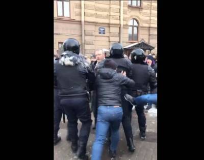 Алексей Навальный - Рустем Адагамов - ​В России протестующие напали на ОМОН и начали бить их ногами: силовики бросились бежать от толпы - agrimpasa.com - Санкт-Петербург