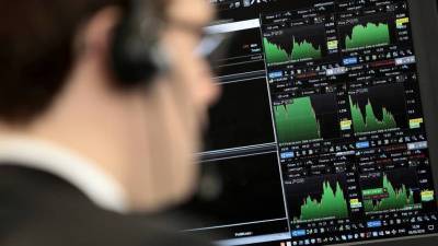 Российские фонды акций теряют вложения из-за геополитики - smartmoney.one - Россия - США