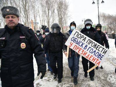 Алексей Навальный - Плакаты екатеринбуржцев предлагали провести обыск в голове у президента - kasparov.ru - Екатеринбург - Свердловская обл.