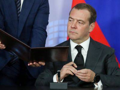 Дмитрий Медведев - Алексей Навальный - Медведев призвал тормозить трафик Twittter за рекомендацию Навального - kasparov.ru