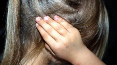 Жительница Соснового Бора нашла в телефоне знакомого интимные фото своей 8-летней дочери - piter.tv - Ленинградская обл. - Таджикистан