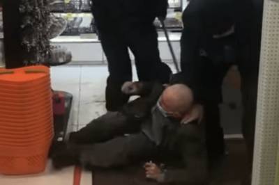 В Житомире охранники магазина ногами и палкой избили посетителя и протащили по полу на улицу (видео) - newsone.ua - Житомир