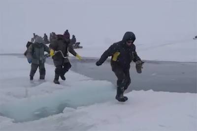 На Сахалине 40 рыбаков унесло в море на льдине - m24.ru - Сахалинская обл. - район Долинский