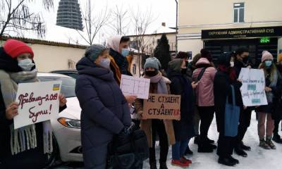 Студенты и преподаватели под ОАСК протестуют против отмены нового украинского правописания: фото - 24tv.ua