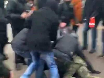 Алексей Навальный - Драка толпы митингующих с полицейским попала на видео в Воронеже - bloknot.ru - Воронеж