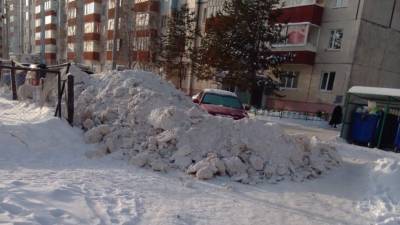 Тоболяки жалуются на горы снега у подъездов - nashgorod.ru