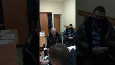 Кинул на пол. Появились кадры допроса истязателя несовершеннолетних в Омске - vesti.ru - Омск