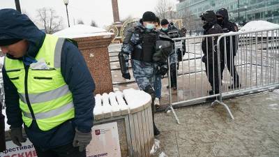 Дмитрий Песков - В Кремле оценили условия работы журналистов на незаконных акциях - iz.ru