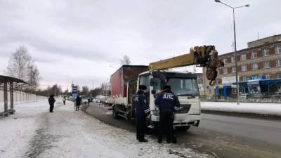 В Первоуральске грузовик насмерть задавил пенсионерку, перебегавшую на красный (ФОТО) - newdaynews.ru - Первоуральск