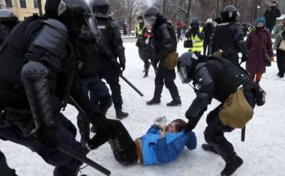 Алексей Навальный - Отделы полиции в Москве и Петербурге оказались переполненными после задержаний на воскресных акциях протеста - echo.msk.ru - Москва - Санкт-Петербург