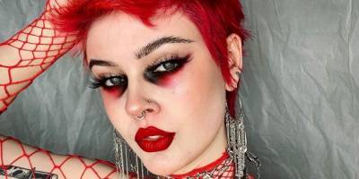 Родом из TikTok. Цветные мешки под глазами стали новым трендом в мейкапе - nv.ua