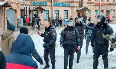 В Петербурге задержали участника протестной акции, на которого полицейский направил пистолет - og.ru - Санкт-Петербург - Архангельск