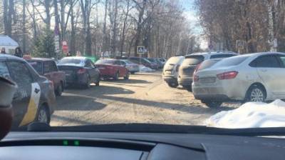 Глас народа | А потом бамперы им сносят: пензячку возмутила зауженная машинами дорога - penzainform.ru - Пенза