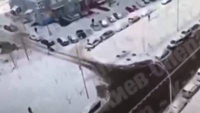 Киевляне выбросили елку с 12-го этажа, видео: "во дворе играли дети" - politeka.net - Киев
