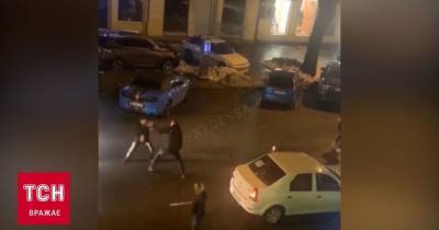 Подрались посреди дороги: в Одессе произошла массовая потасовка парней (видео) - tsn.ua - Луцк - Одесса