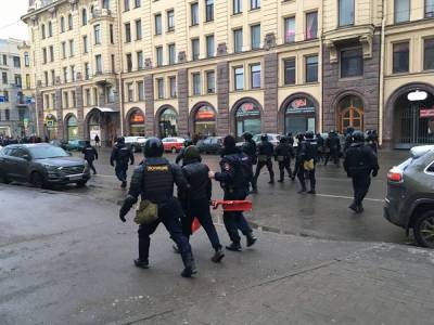 Алексей Навальный - Александр Крылов - На митинге в Петербурге задержан мужчина, который был в розыске за надпись про Путина - znak.com - Санкт-Петербург