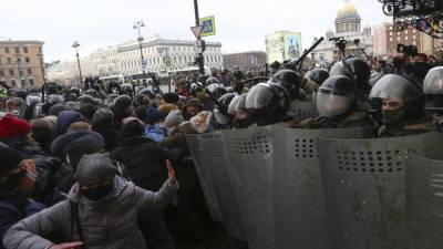 В Петербурге задержали участника митинга, которому полицейский угрожал пистолетом - svoboda.org - Санкт-Петербург - Астрахань